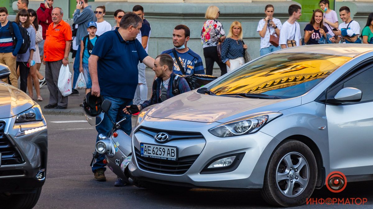 В центре Днепра на проезжей части шлемом избивали скутериста, который спровоцировал тройное ДТП