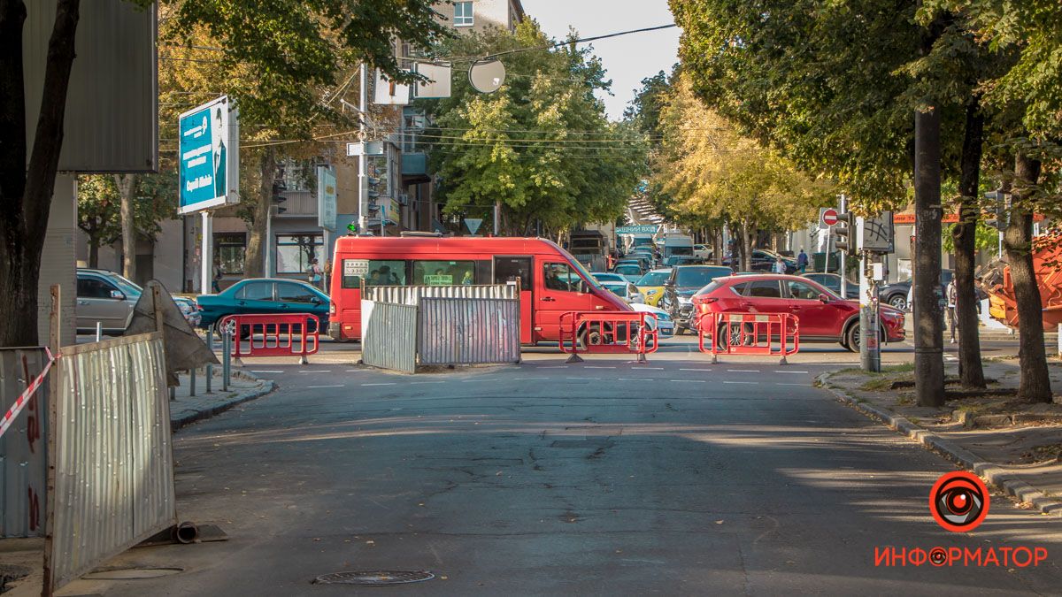 В Днепре в час пик коммунальщики перекрыли улицу Воскресенскую: собралась пробка