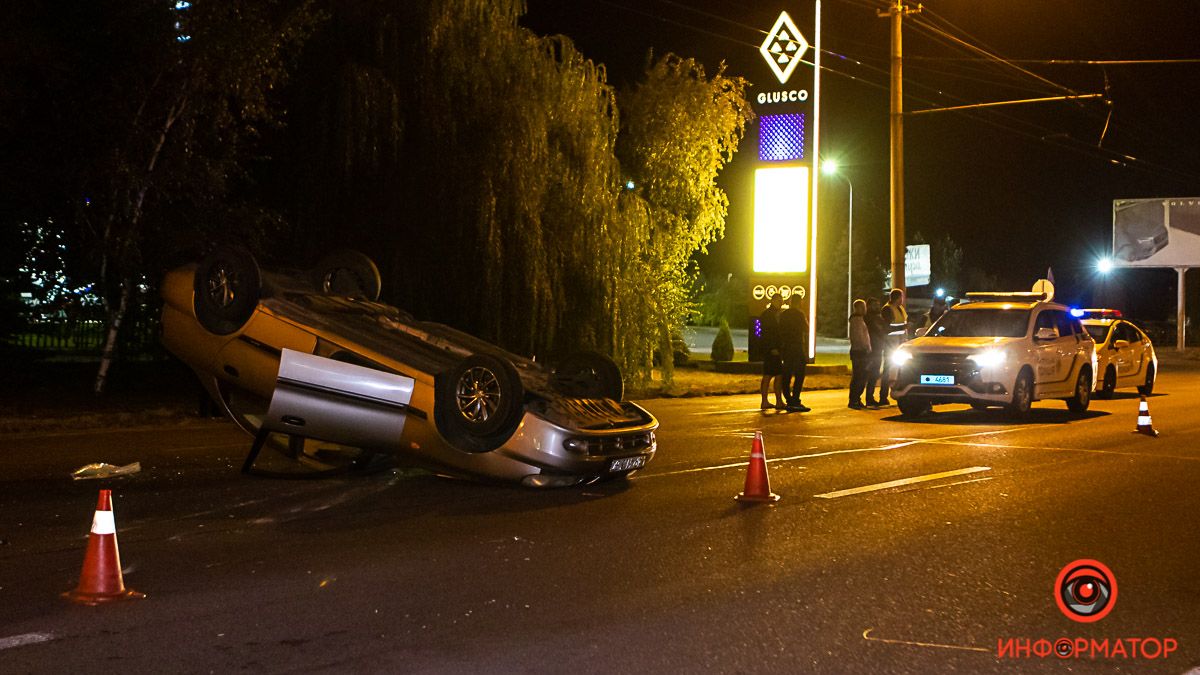 В Днепре на Набережной Победы 4 авто въехали в люк: Daewoo вылетел на «встречку» и перевернулся