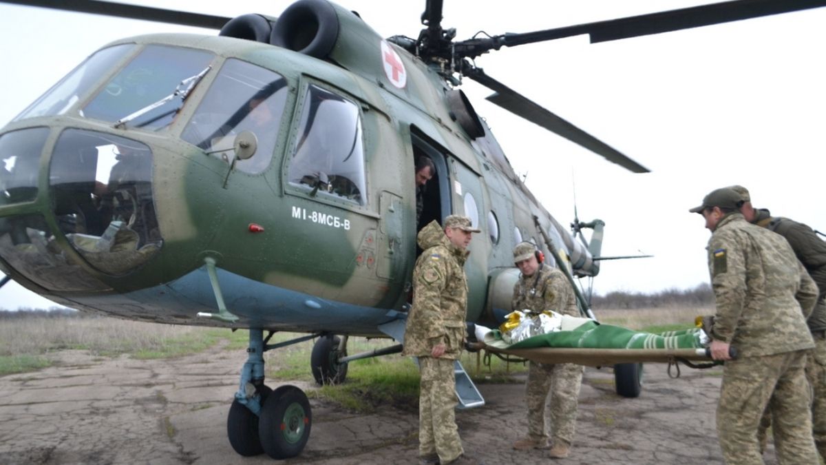 В Днепр вертолетом доставили бойца с минно-взрывной травмой