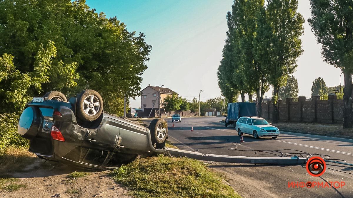 В Днепре на Криворожской Toyota снесла столб и перевернулась: пострадала девушка