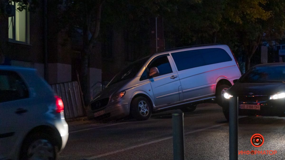 В центре Днепра Mercedes застрял в дыре в асфальте