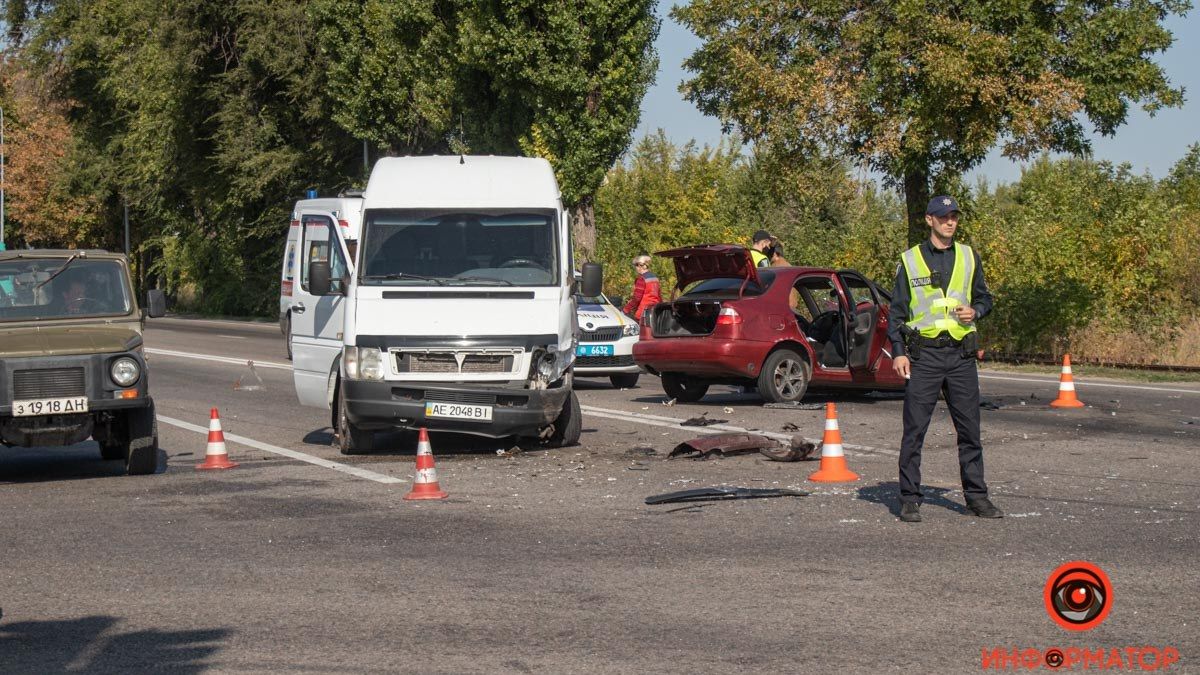 В Днепре на Аэропортовской столкнулись Daewoo, Таврия и Volkswagen: пострадали 2 человека