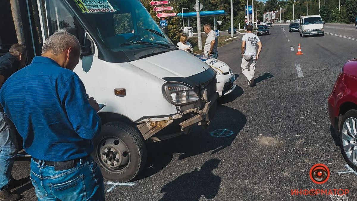 В Днепре на Запорожском шоссе маршрутка влетела в Honda: видео момента