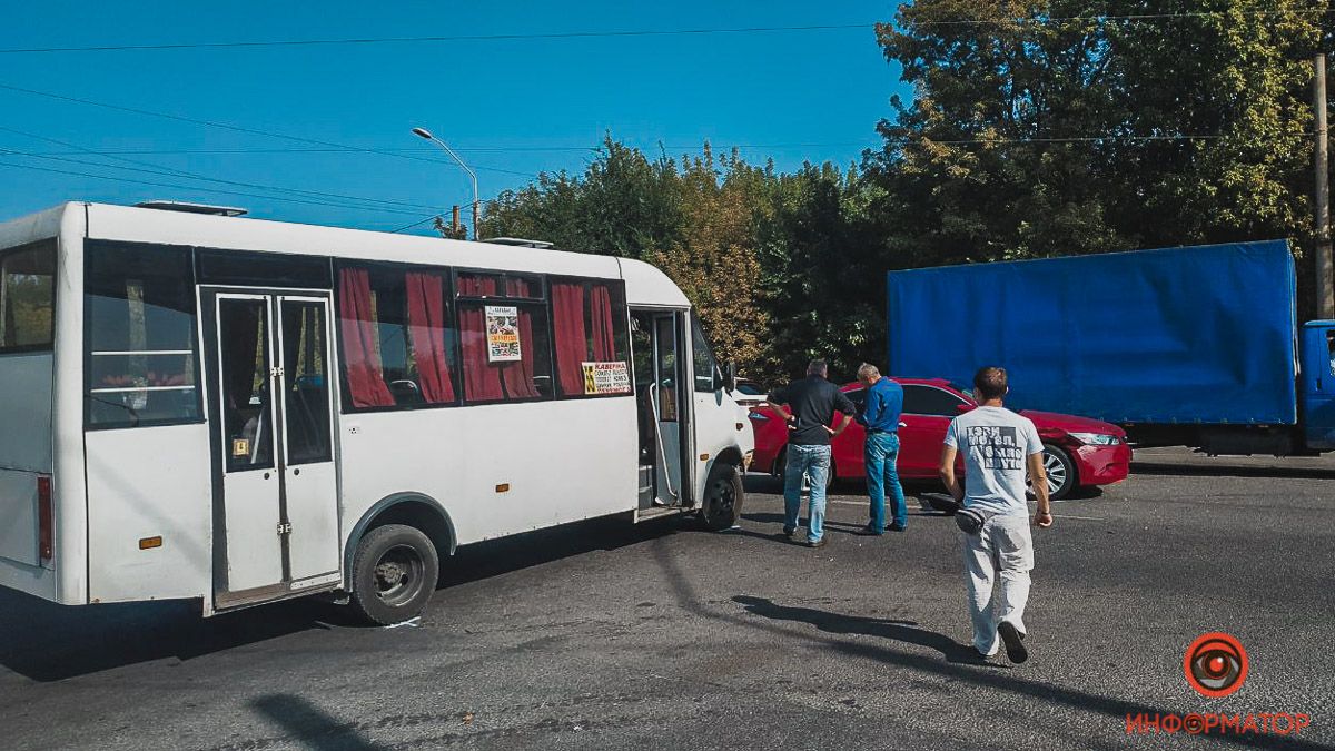 В Днепре на Запорожском шоссе столкнулись маршрутка №55 и Honda