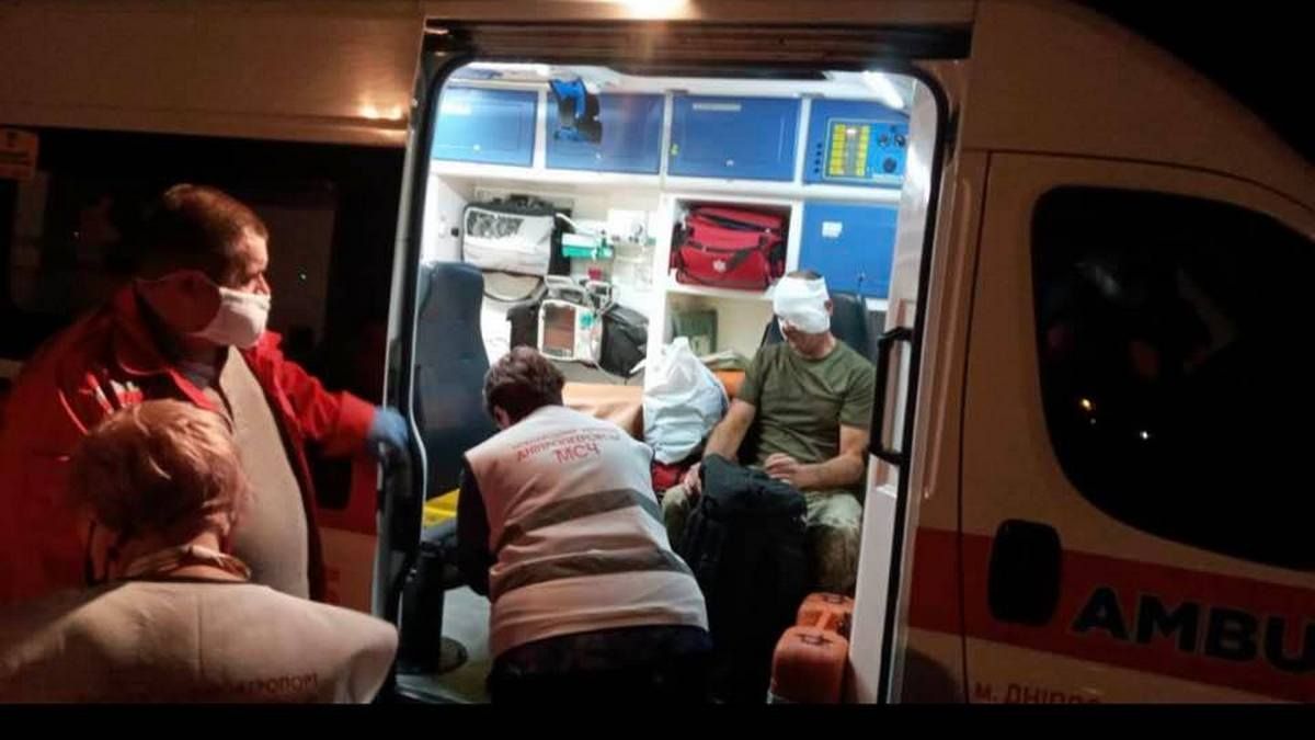 В Днепр на вертолетах доставили бойцов с ранением глаз и ожогами