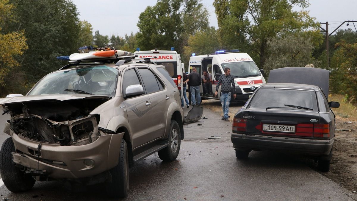 В Днепре на Гаванской лоб в лоб столкнулись Renault и Toyota: от удара 15-летняя девочка вылетела из машины