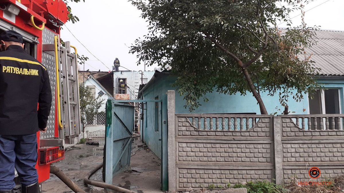 В Днепре на Трамвайной горит частный дом