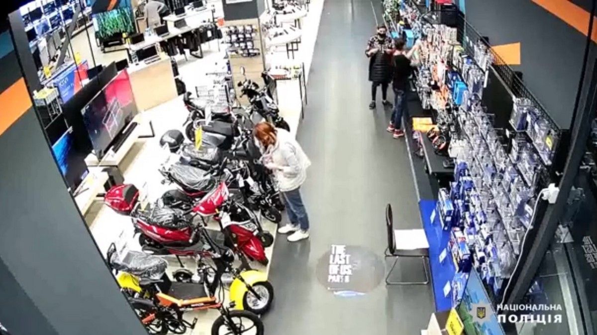 В Днепре двое парней из Харьковской области обворовывали магазины техники