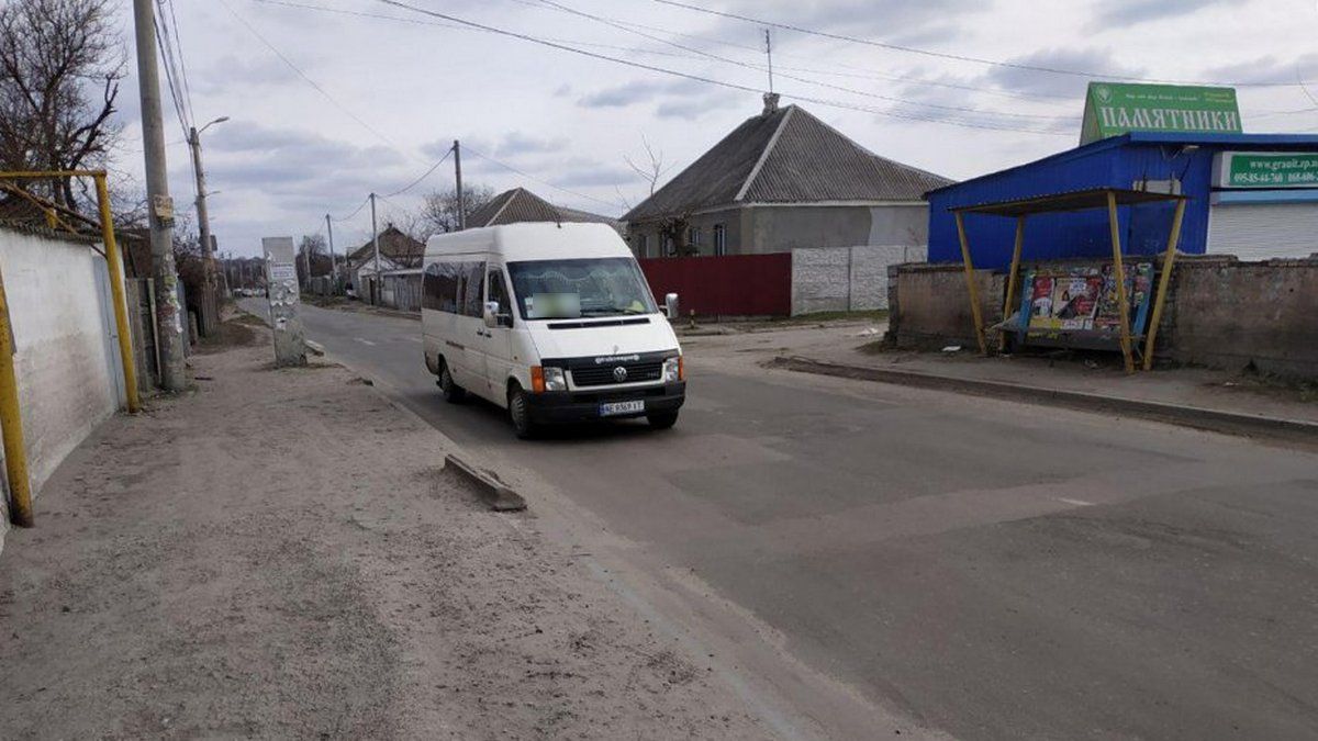 Недалеко от Днепра водитель маршрутки с внутренним кровотечением выполз на дорогу просить о помощи