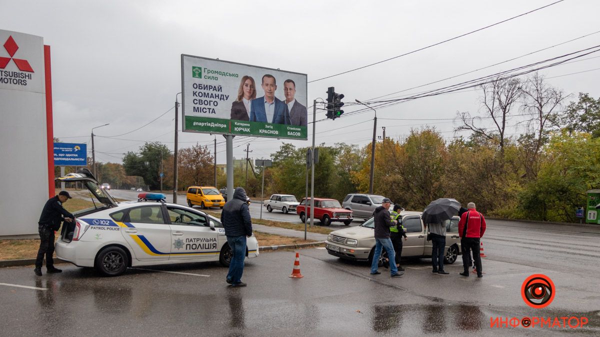 В Днепре на Космической Volkswagen сбил велосипедистку: женщину забрала скорая