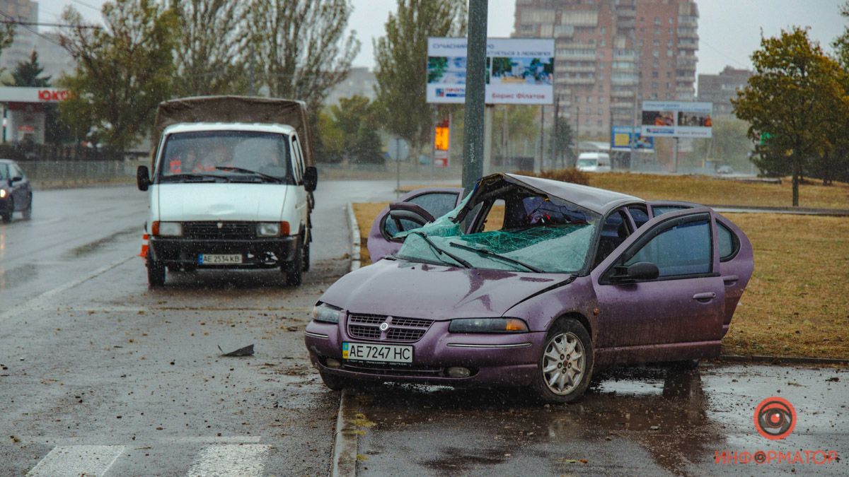 В Днепре возле Ледовой арены Chrysler вылетел на газон и врезался в столб: мужчину забрала скорая