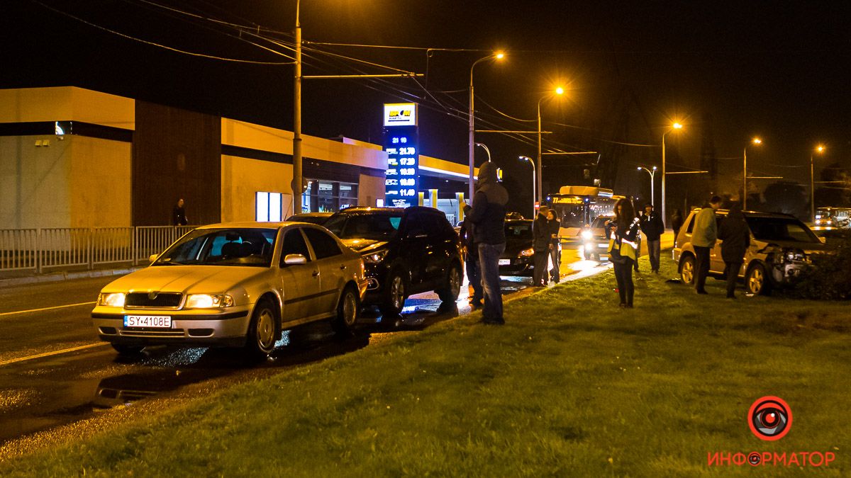 В Днепре перед Кайдакским мостом столкнулись четыре автомобиля: Nissan вынесло на газон