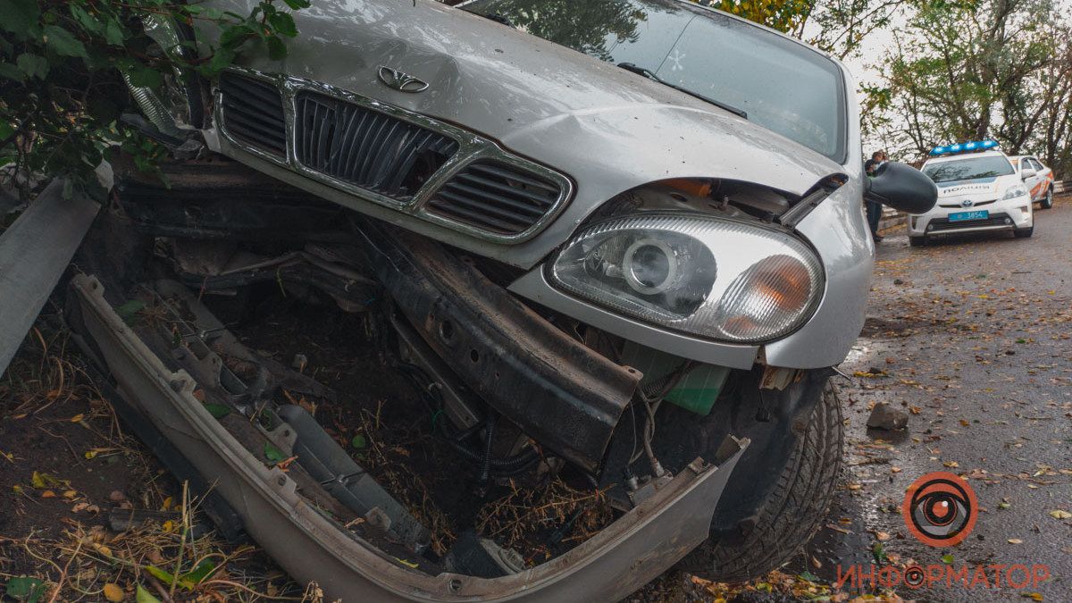 В Днепре на Гаванской Daewoo влетел в отбойник