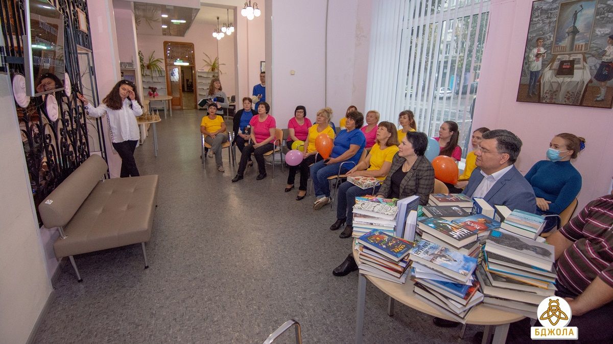 Активисты «Бджоли» поздравили библиотекарей с праздником