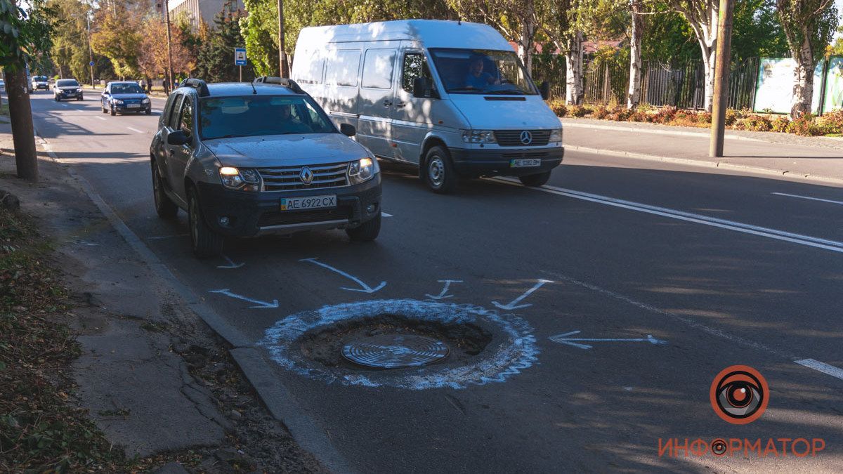 В Днепре на Мануйловском рядом с местом смертельного ДТП люк обвели белой краской