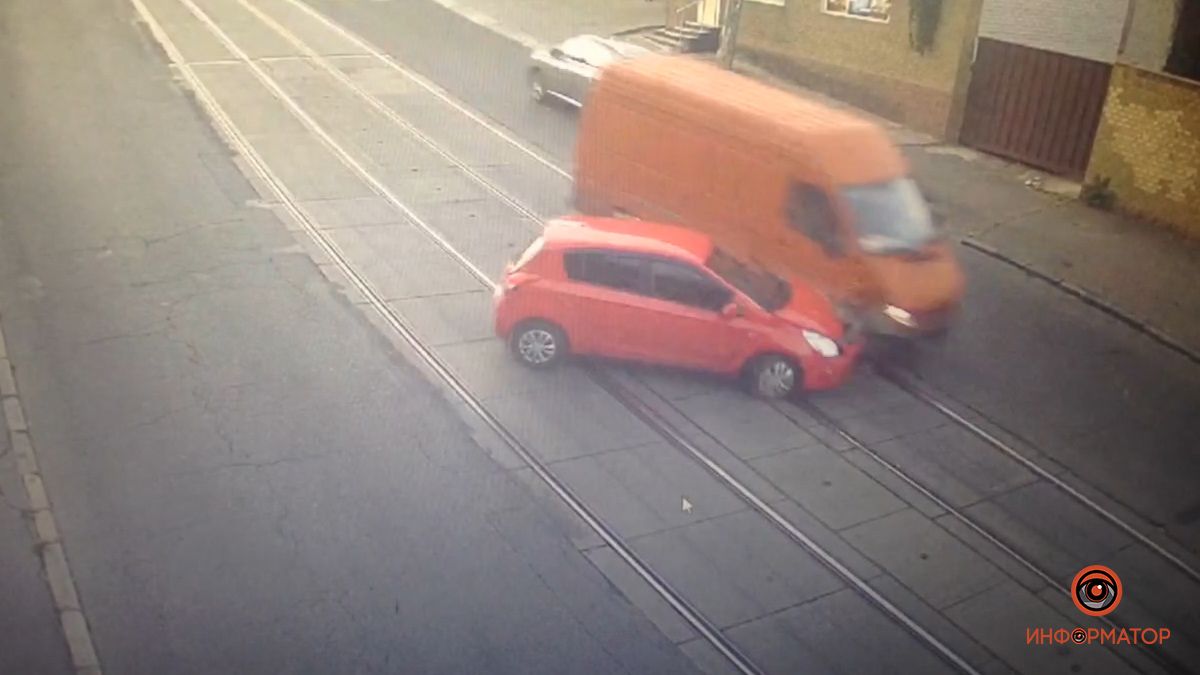 В Днепре в аварии на Гоголя пострадали двое мужчин: видео момента