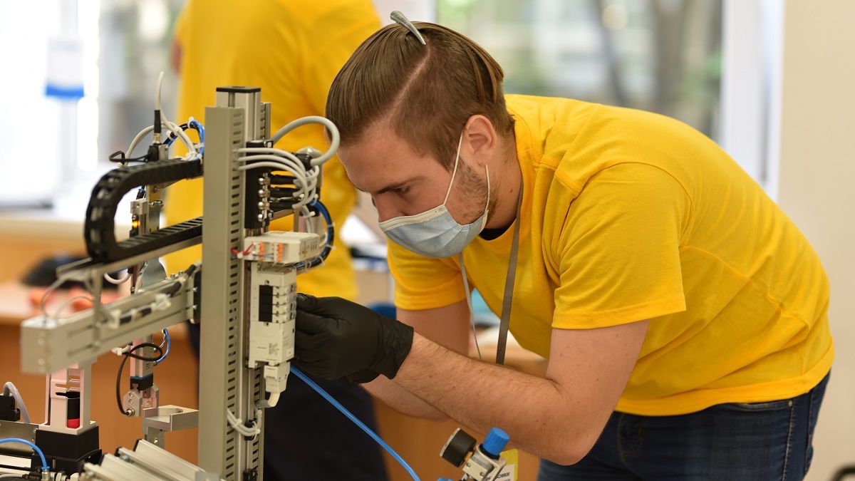 В Днепре стартовал финал Всеукраинского конкурса WorldSkills Ukraine по мехатронике