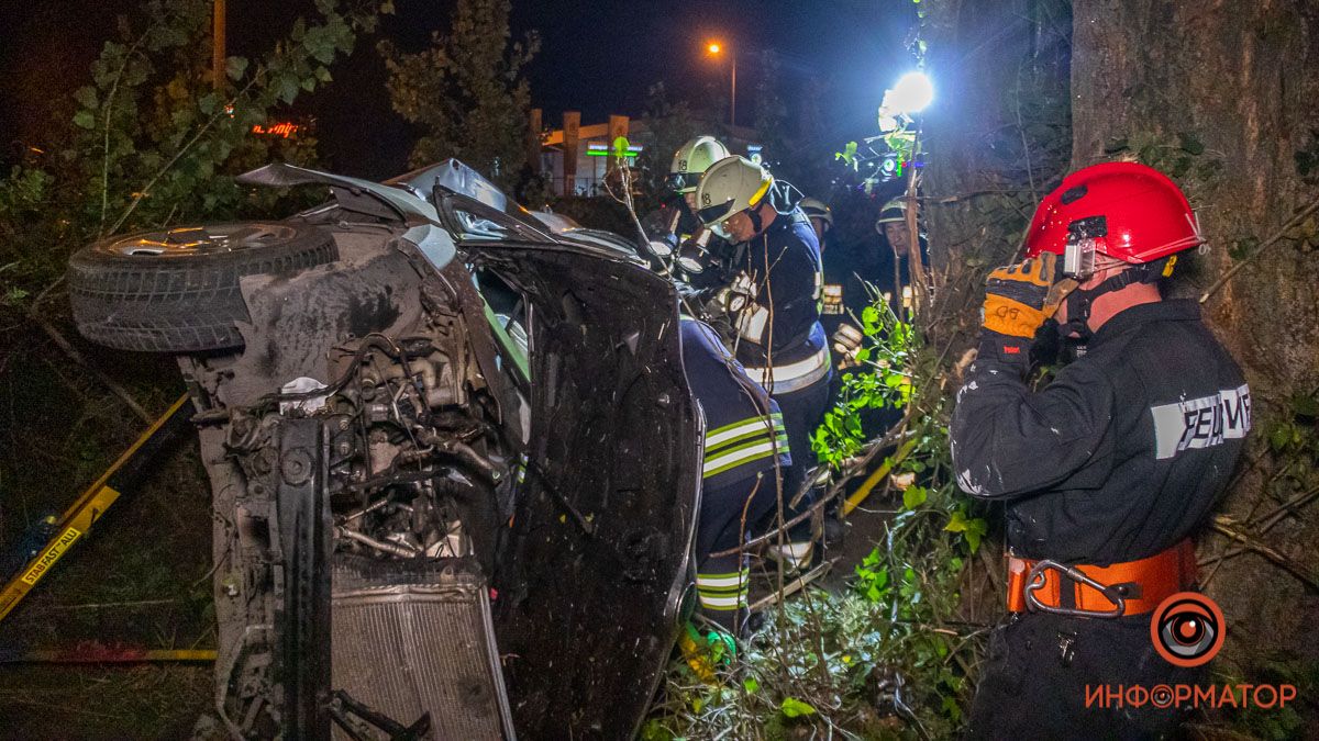 В Днепре на Слобожанском проспекте Skoda вылетела на обочину и врезалась в дерево: один человек погиб, двое пострадали