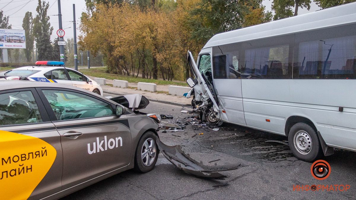 В Днепре на Слобожанском проспекте водитель Hyundai службы такси Uklon заснул за рулем и врезался в Mercedes Sprinter: есть пострадавшие