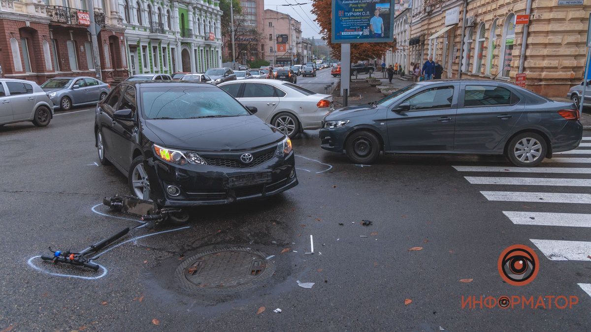 В Днепре на Фабра мужчина на электросамокате врезался в Toyota и упал на капот Peugeot