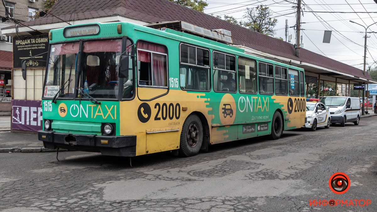 В Днепре на Старомостовой площади в троллейбусе № 3 умер мужчина