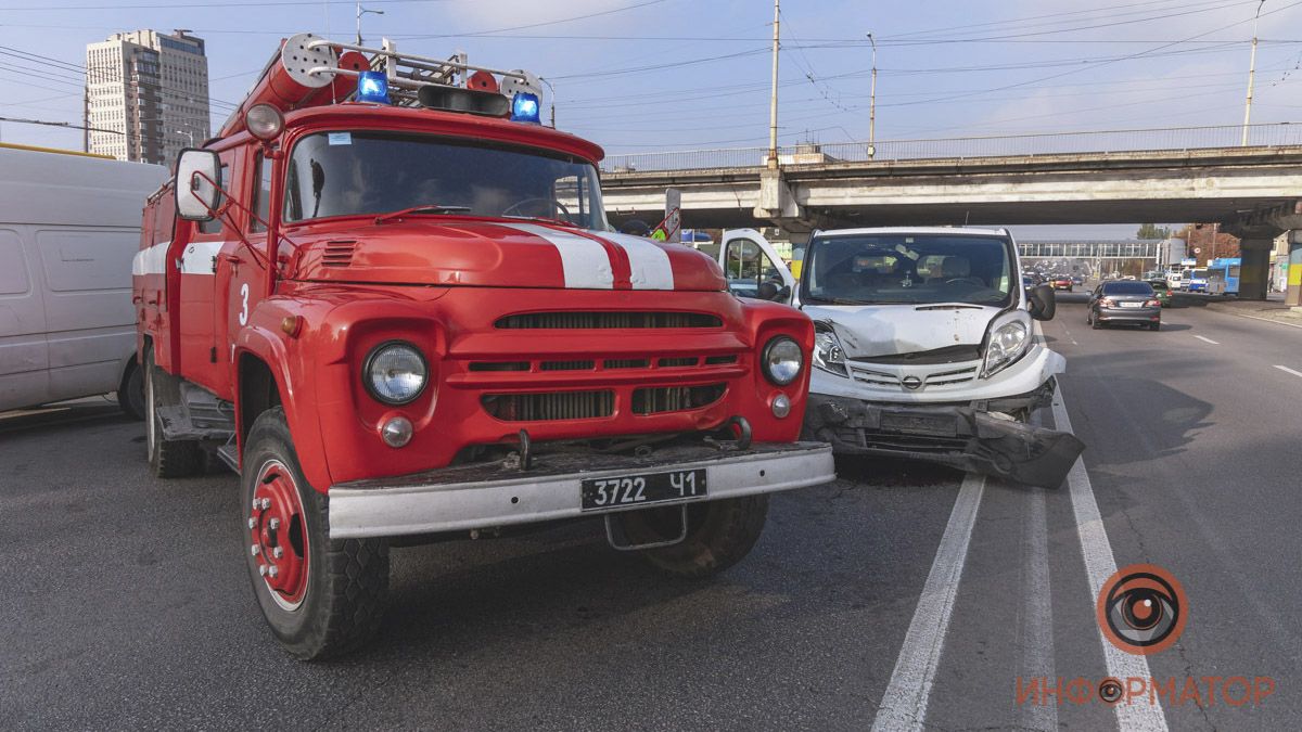 В Днепре на Слобожанском проспекте столкнулись Nissan и Audi: появилось видео момента