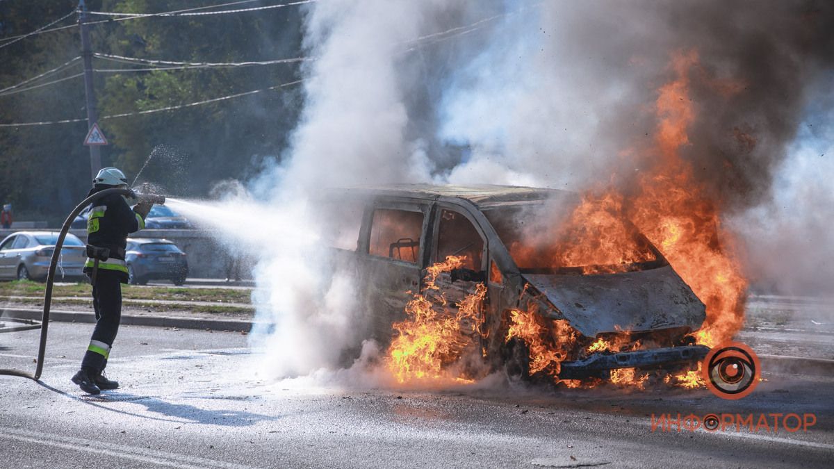 В Днепре на проспекте Богдана Хмельницкого сгорел Mercedes Vito