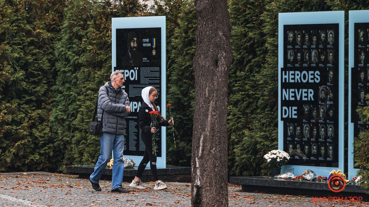 В Днепре на Аллее Памяти открыли еще одну стелу с именами погибших бойцов