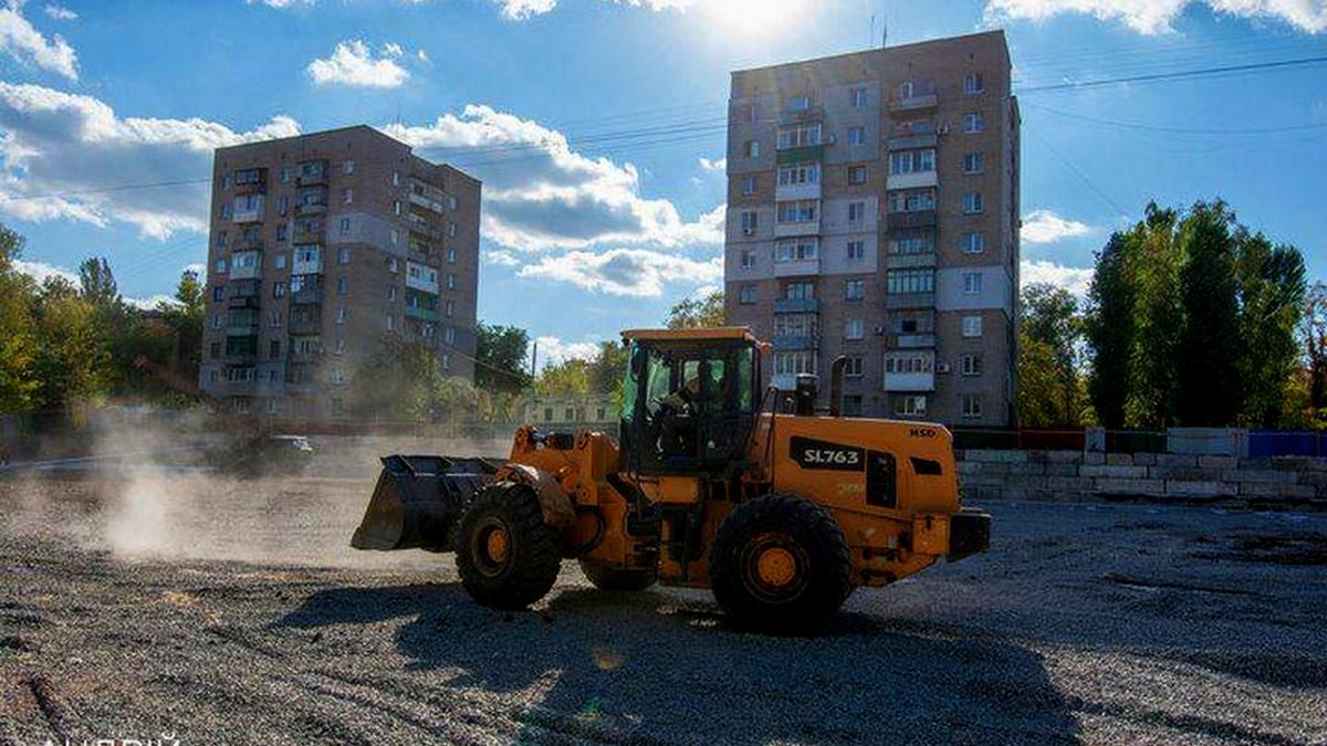 В Каменском на Черемушках продолжается строительство многофункционального спорткомплекса