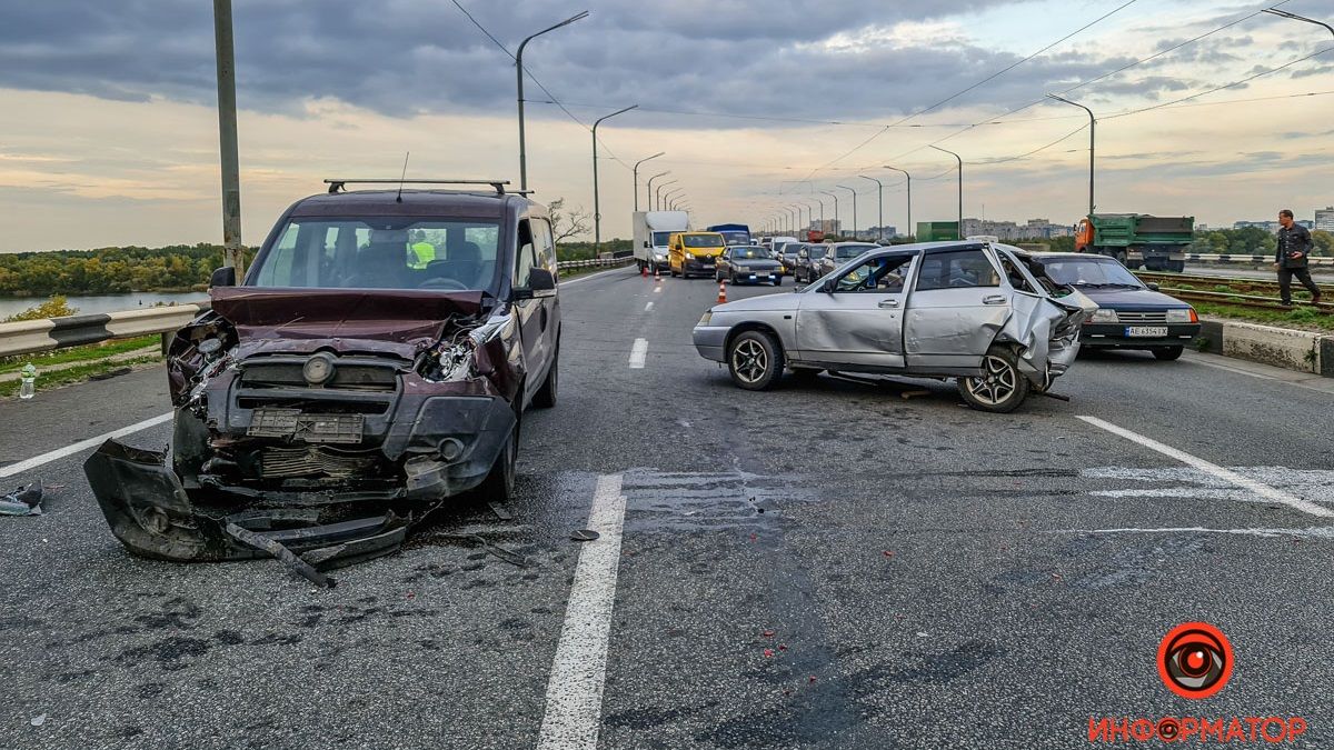 В Днепре на Кайдакском мосту столкнулись Fiat и ВАЗ: среди пострадавших дети