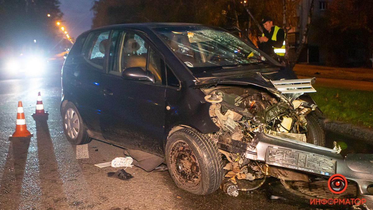 В Днепре на проспекте Поля Mercedes влетел в столб: девушку выбросило на дорогу, водитель сбежал