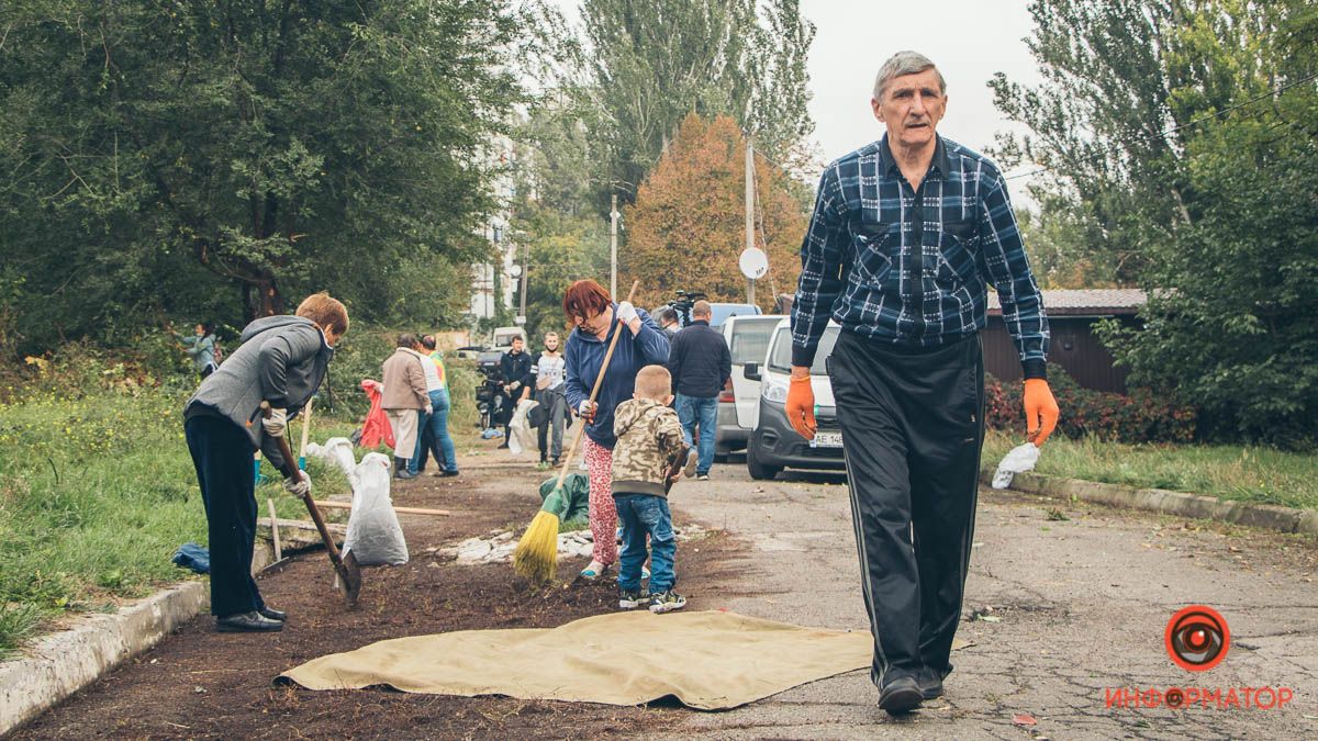 В Днепре на Нечая жители сами убрали заросли, где нашли тело женщины с проломленной головой