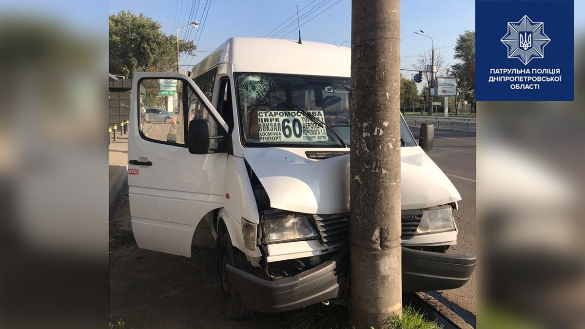 В Днепре водителю Mercedes Sprinter стало плохо за рулем: маршрутка с пассажирами врезалась в столб