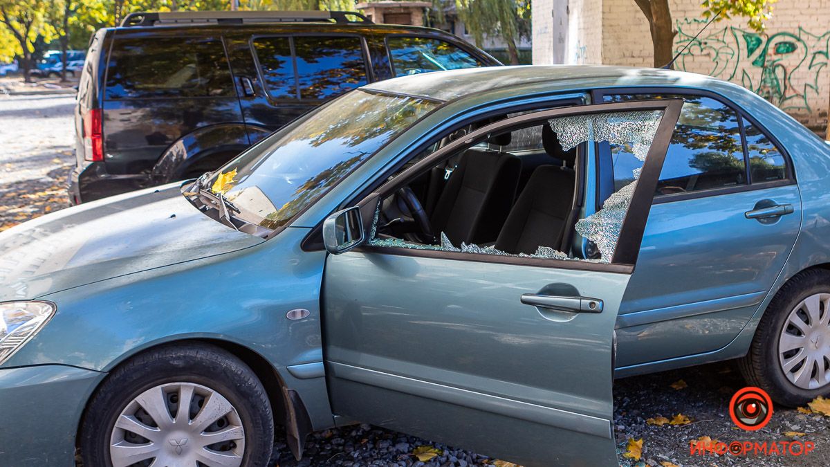 В Днепре у мусоровоза лопнуло колесо: разбито стекло Mitsubishi, пострадал прохожий