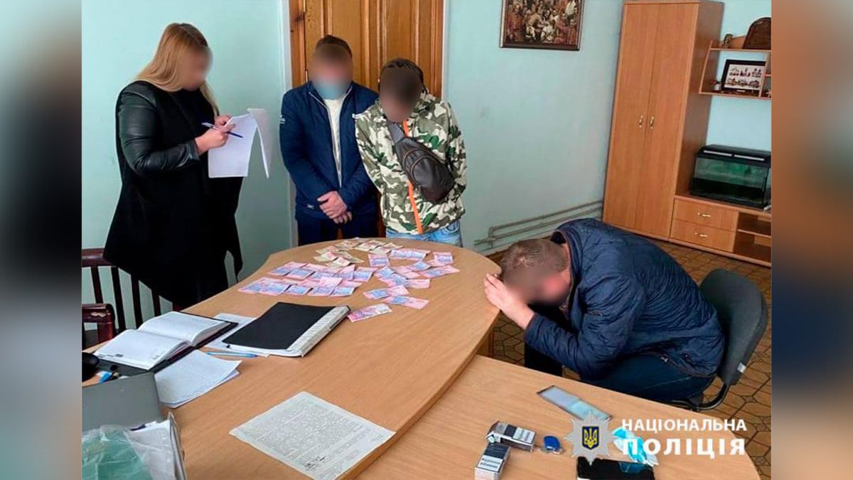 В Днепре мужчина предлагал полицейскому 1000 долларов: его обвиняли в наркопреступности