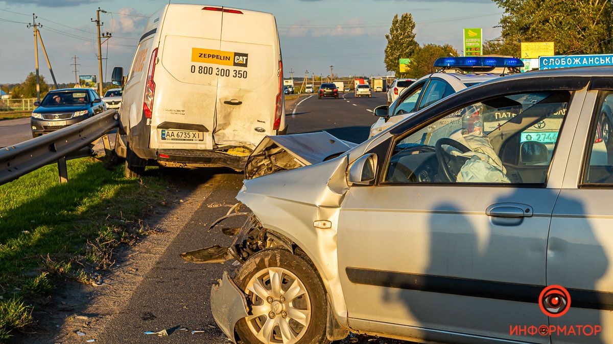 В Днепре на Донецком шоссе Hyundai въехал в Ford: двое пострадавших