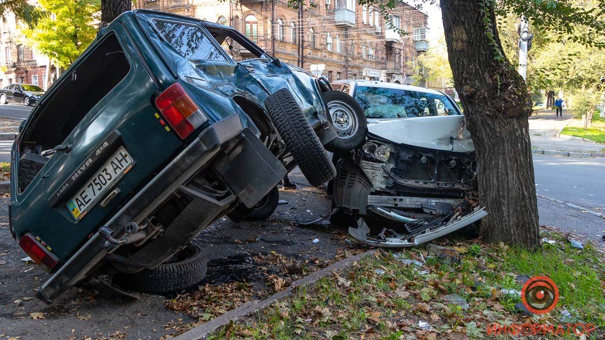 В Днепре на Сечевых Стрельцов столкнулись Toyota Land Cruiser и ВАЗ: видео момента аварии