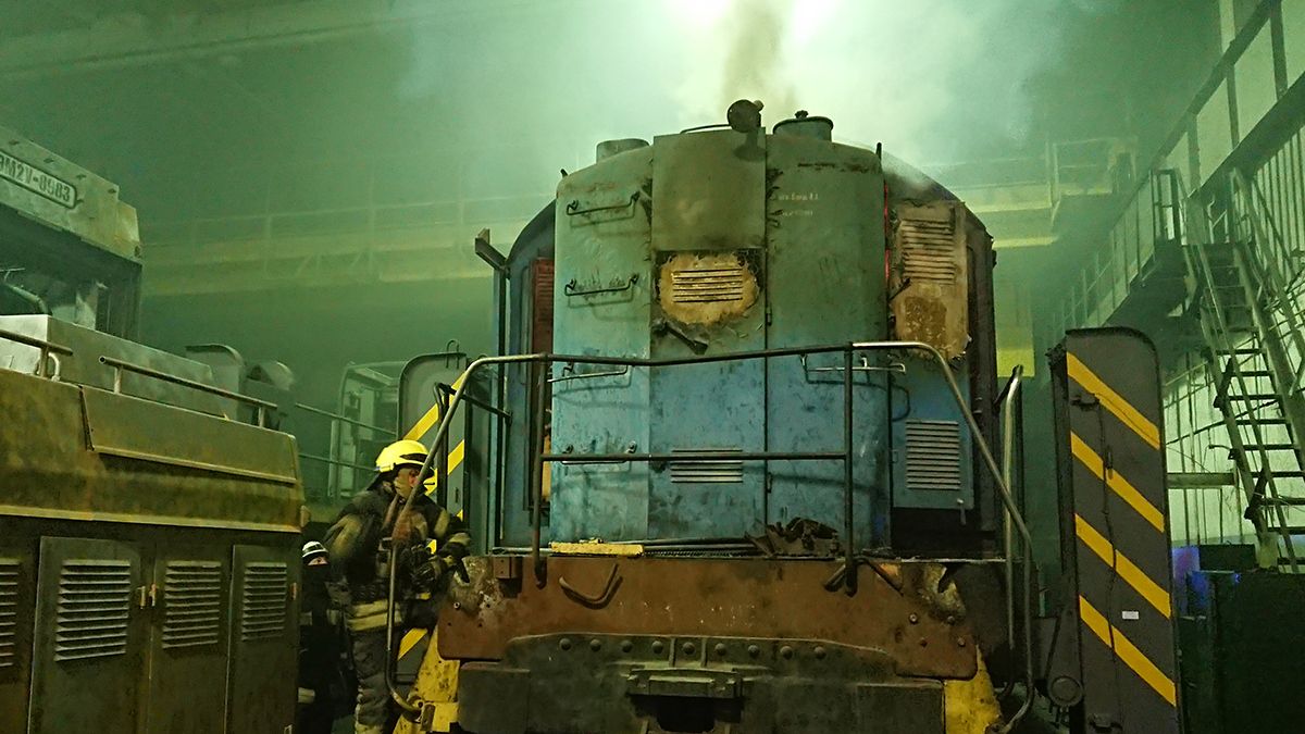 В Днепре в ремонтном цеху на Оцупа горел тепловоз