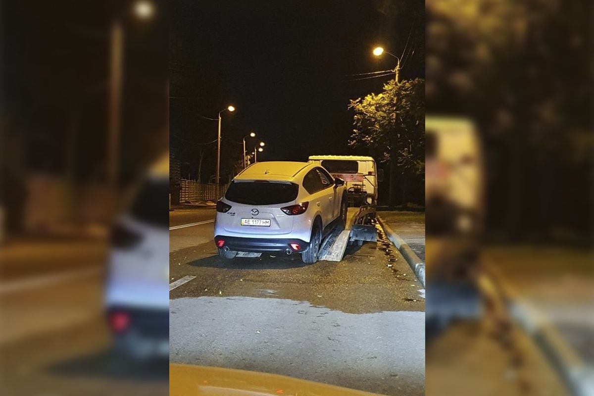 В Днепре возле памятника Славы Mazda влетела в люк, у автомобиля пробило бензобак