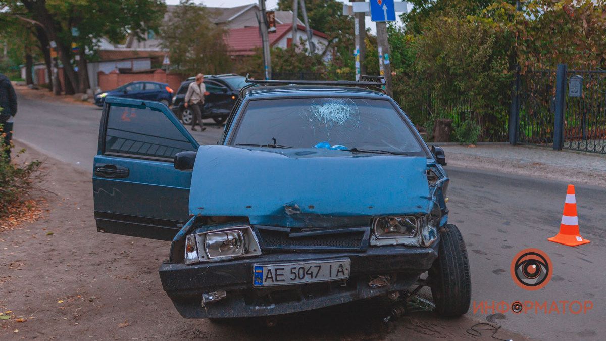 В Днепре на Моторной столкнулись Mitsubishi и ВАЗ: мужчину забрала скорая
