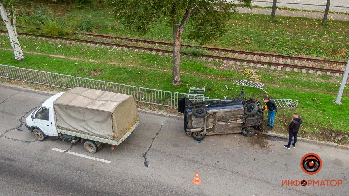 В Днепре на Запорожском Шоссе перевернулся Volkswagen: видео момента