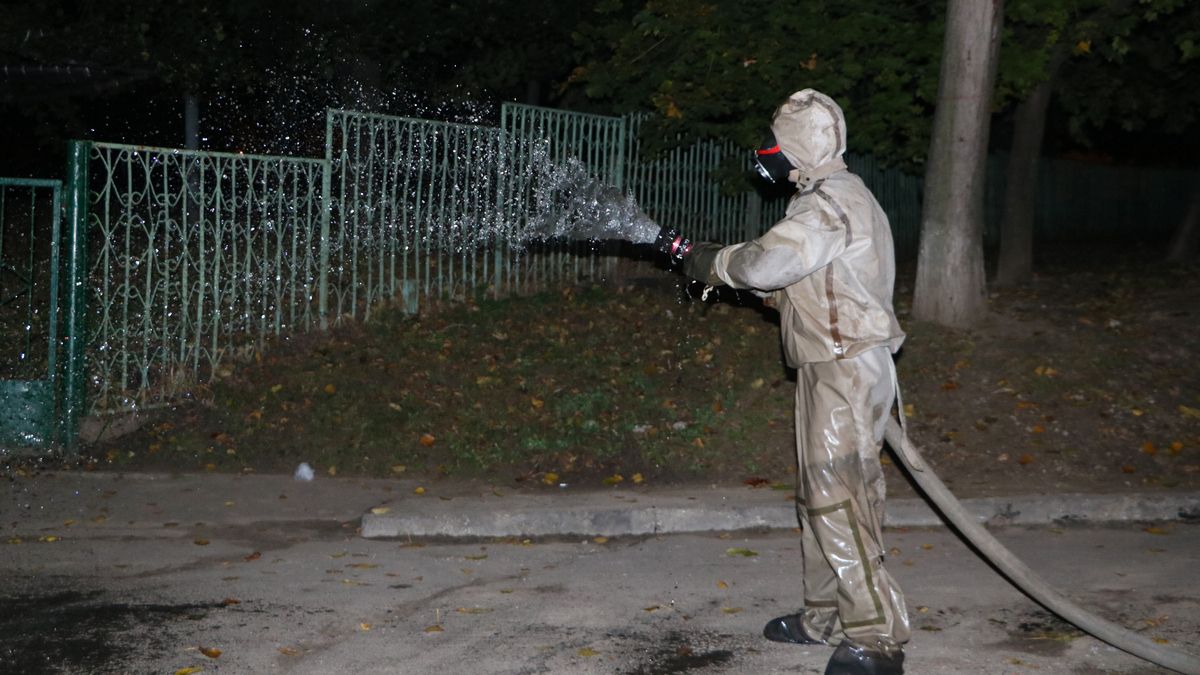 В Днепре спасатели провели санобработку улиц накануне выборов