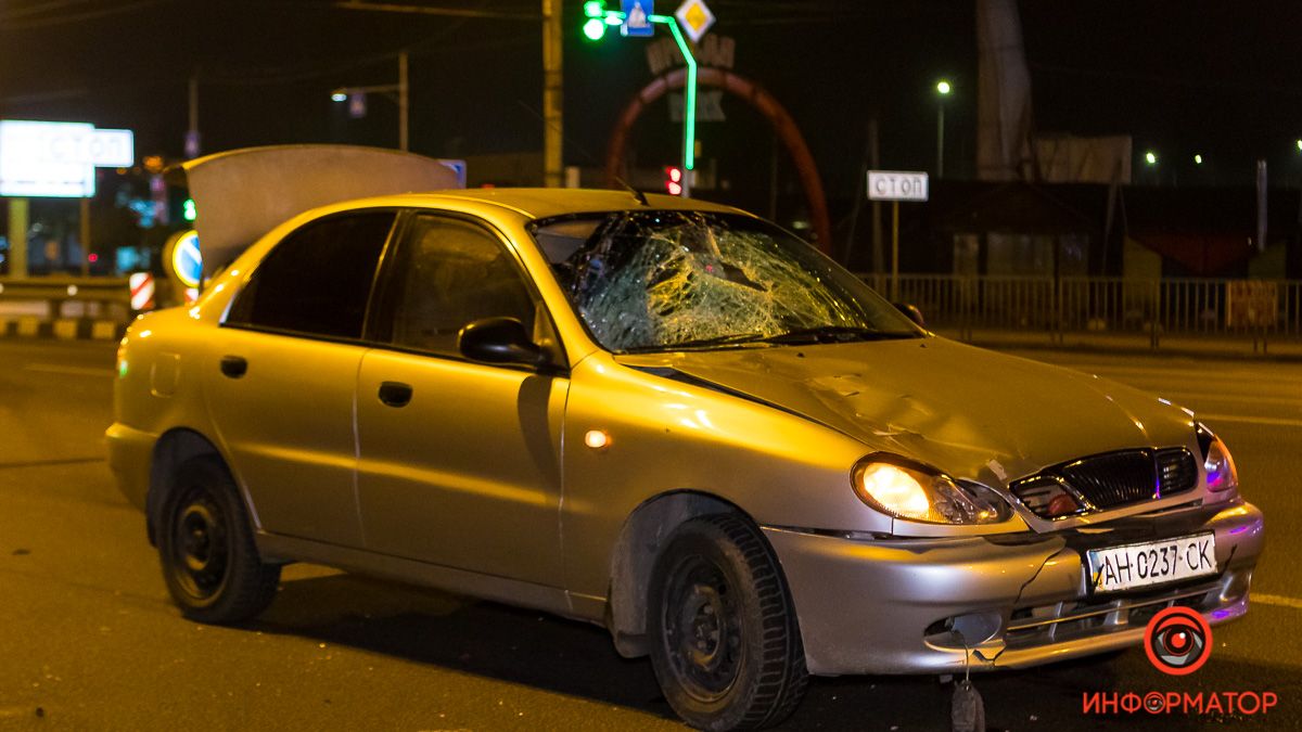 В Днепре напротив ТЦ "Наша Правда" Daewoo сбил мужчину: пострадавшего увезла скорая