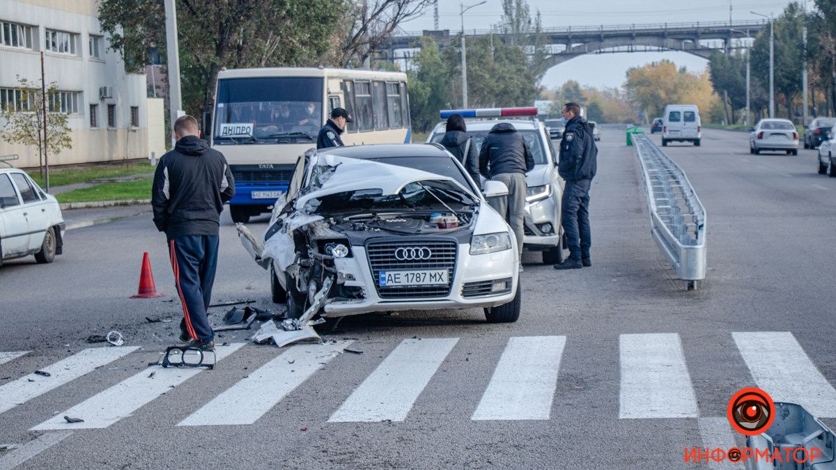 В Днепре на Малиновского столкнулись Audi и ГАЗель: движение затруднено