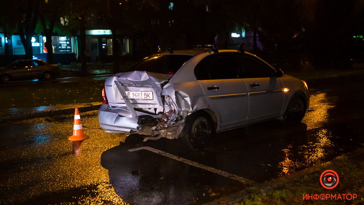 В Днепре на Гагарина Volvo въехал в Hyundai: пострадала девушка
