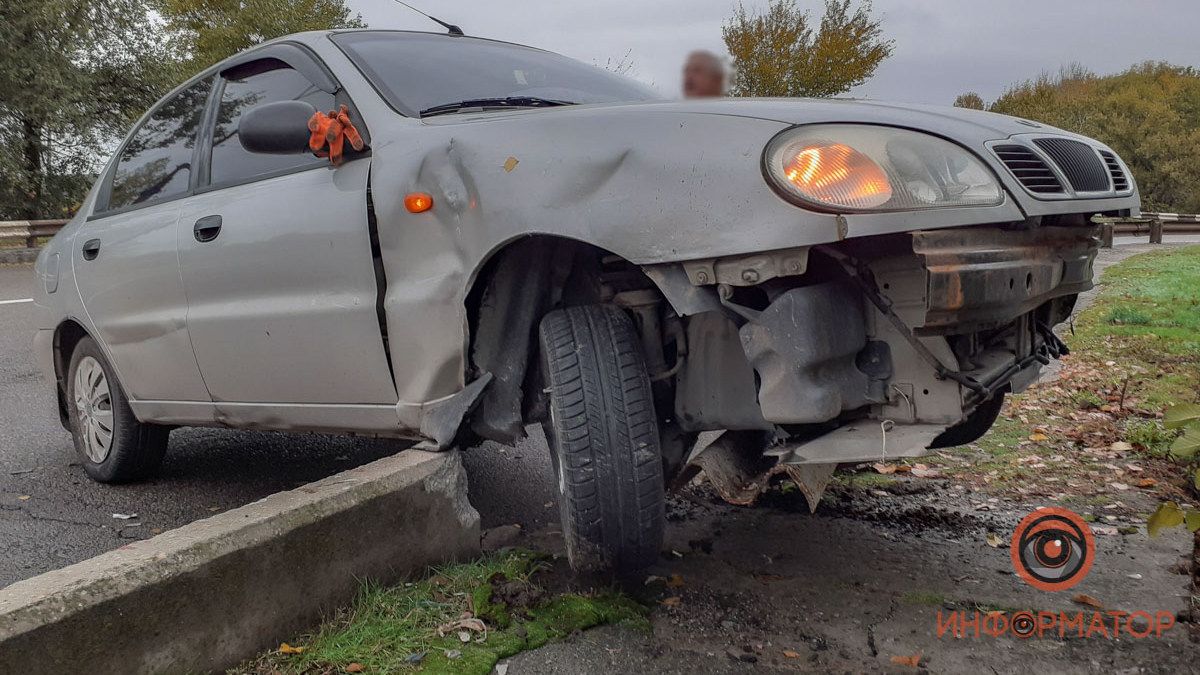 В Днепре на Гаванской Daewoo Lanos врезался в отбойник и повис на ограждении