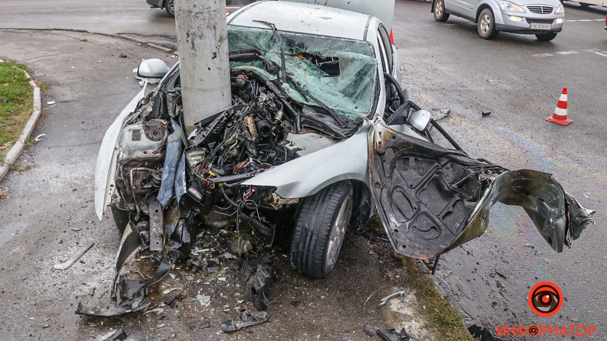 В Днепре на Калиновой Mazda влетела в столб и загорелась: видео момента ДТП