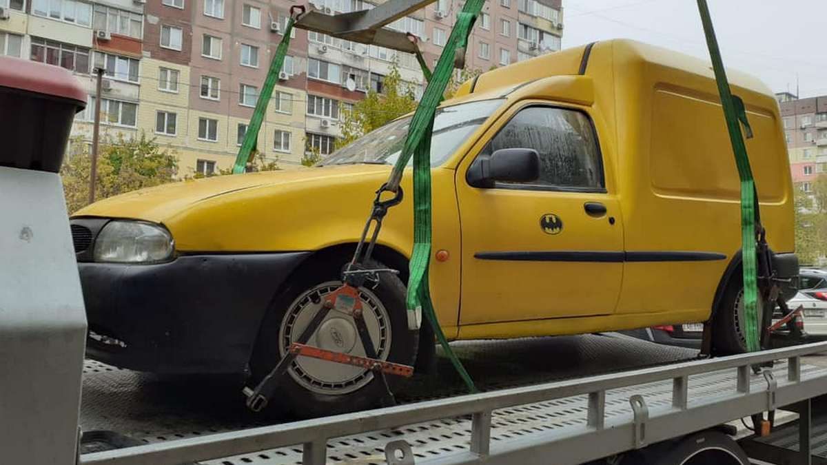 В Днепре неправильно припаркованный автомобиль мешал включить отопление в доме