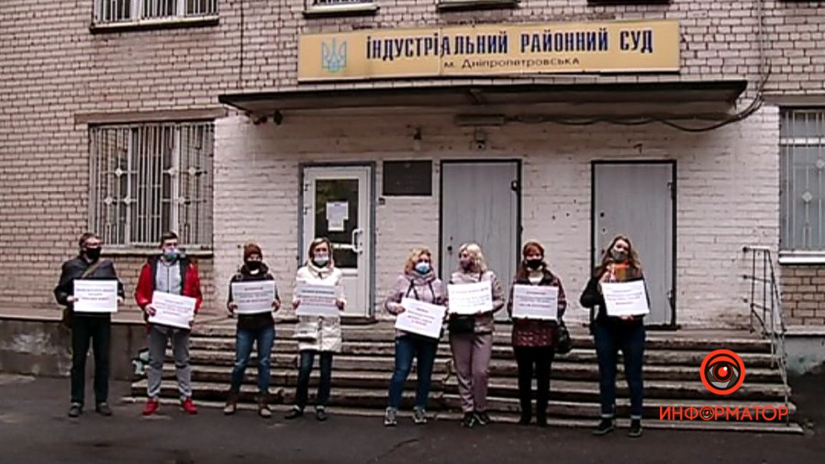 В Днепре под Индустриальным судом митингующие требовали наказать убийцу ведущего Александра Усачева